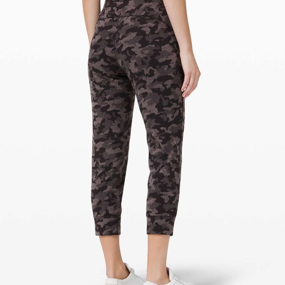 Lululemon Black Gray Camouflage Cropped Joggers. Size 6 Ready to Rulu